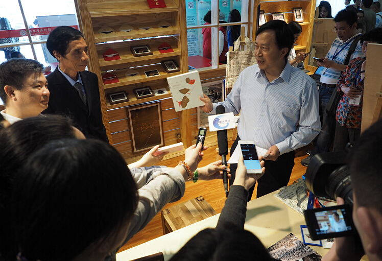 武汉大学出版社《文物与成语》五一签售受瞩