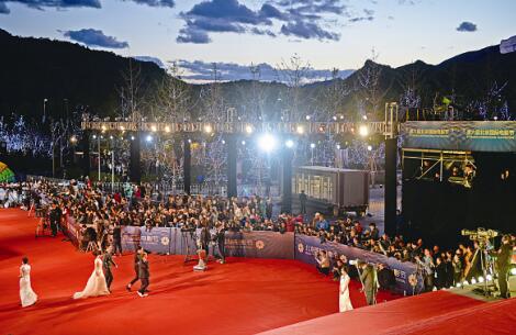 第六届北京国际电影节开幕 - 音像资讯 - 中国高校教材图书网