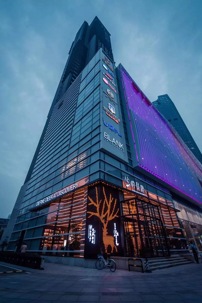 一个月前,时见鹿第二家人文复合型跨界书店在武汉帝斯曼购物中心开业