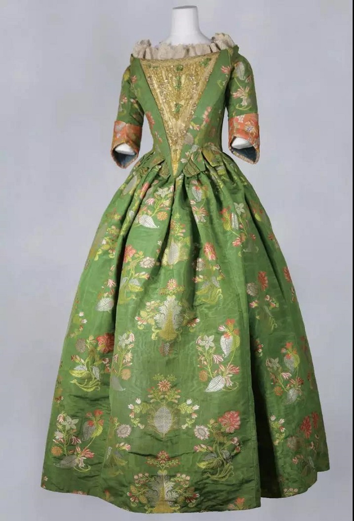 带三角胸衣的巴洛克裙